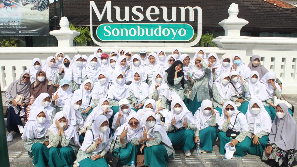SMA AABS mengunjungi Museum Sonobudoyo