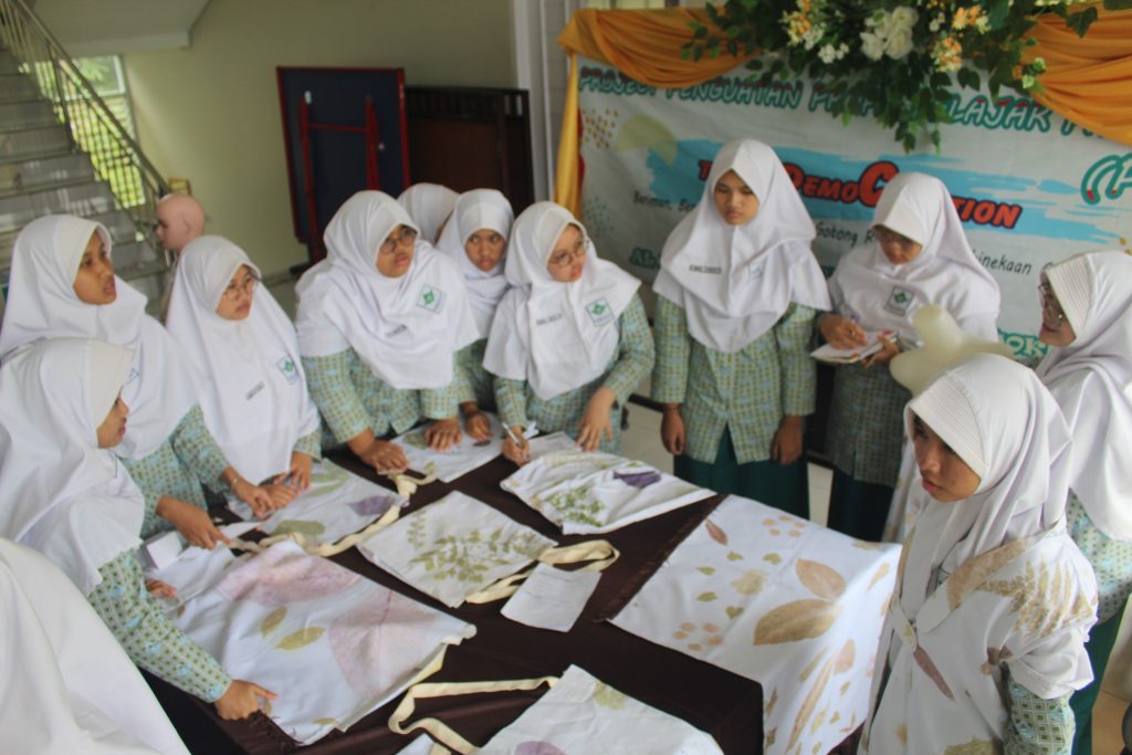 Siswa-siswi SMA AABS Purwokerto melihat hasil karya batik ecoprint