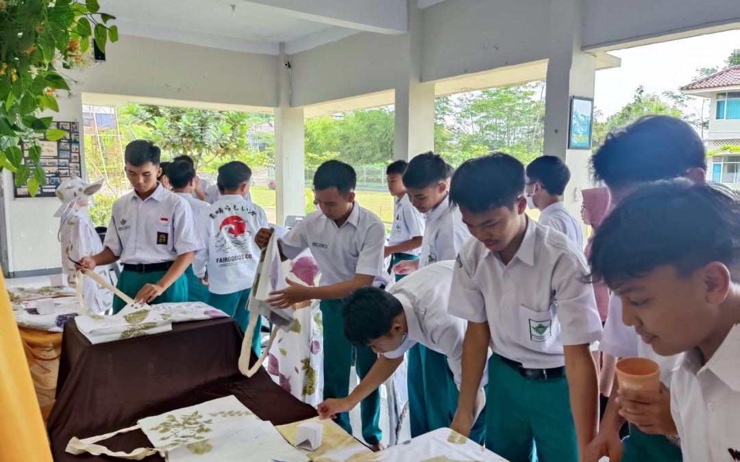 Pameran Batik Ecoprint, Karya Siswa SMA AABS Purwokerto