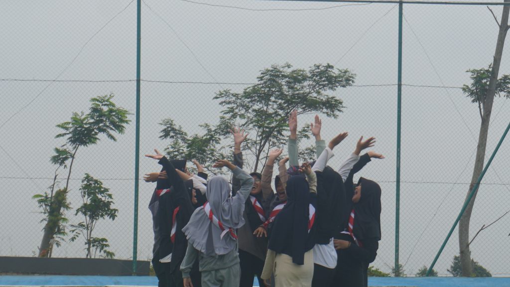 Salah satu regu tampak kompak menyanyikan yel-yel sebelum bertanding