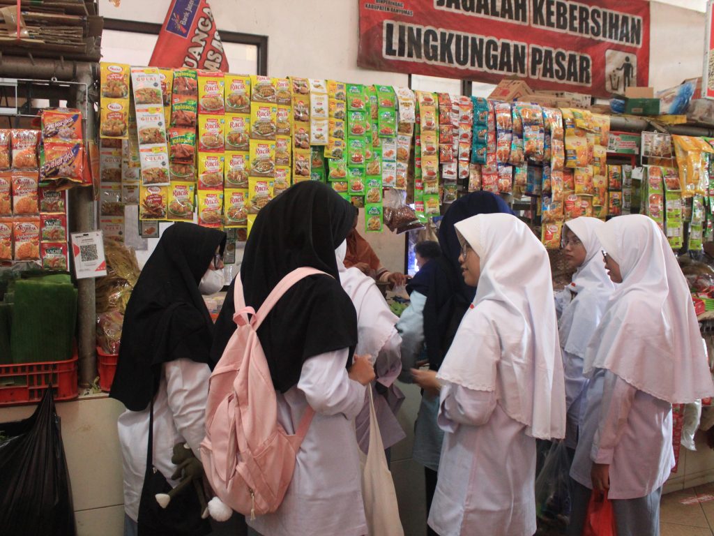 Sejumlah siswi sedang berbelanja di pasar tradisional