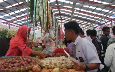 Belajar Berbelanja di Pasar Tradisional, Siswa-siswi SMA AABS Berburu Bahan Soto Nusantara