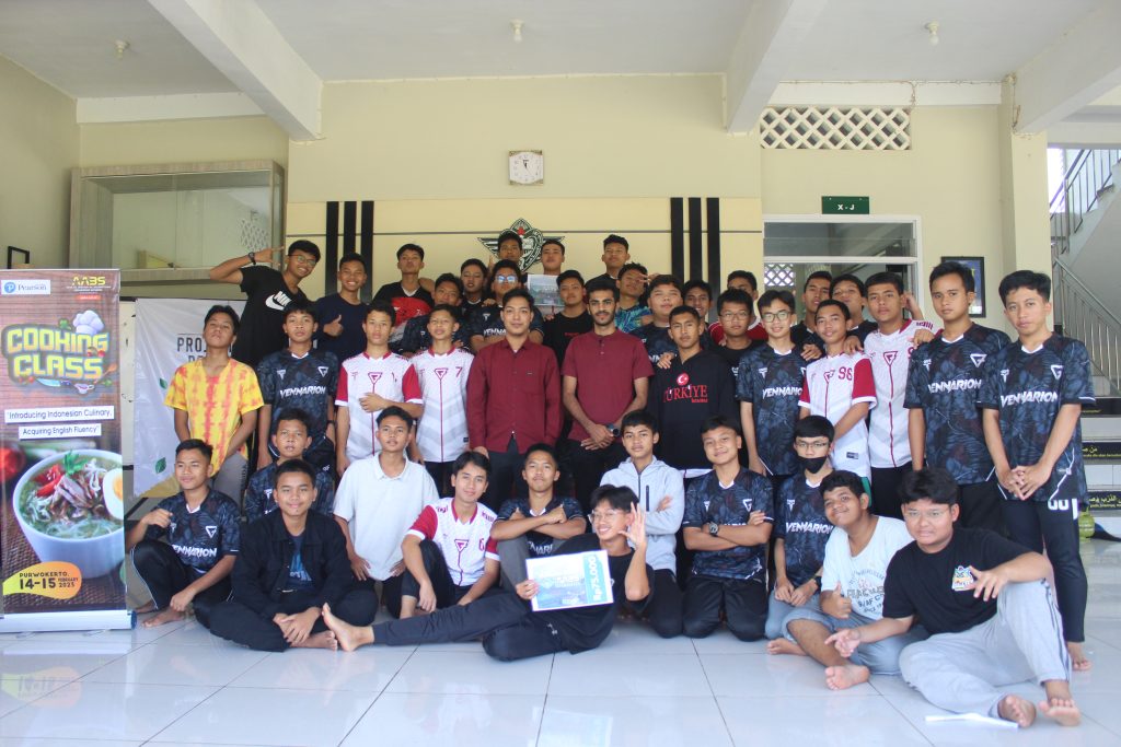 Foto bersama seluruh siswa kelas X Putra dengan dewan juri