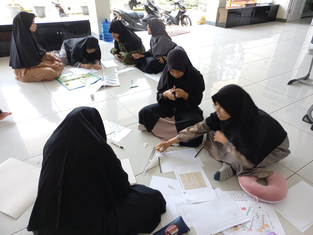Santri putri AABS sedang berkreasi membuat games Islami bahasa Arab