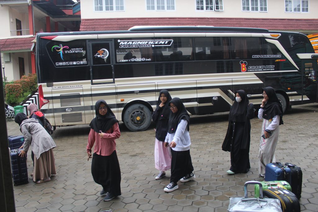 Siswa-siswi peserta Overseas 7 berangkat ke Bogor