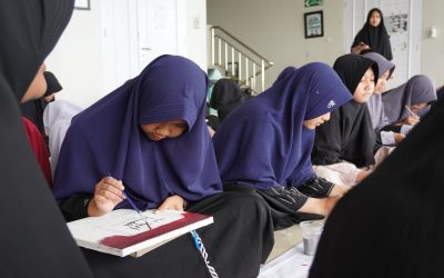 Santri AABS Berkreasi Melukis Kaligrafi, Ramadan Makin Asyik!