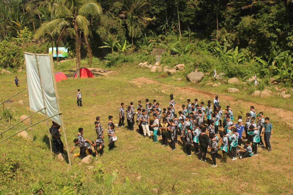Pramuka penggalang sedang berkumpul untuk mengikuti Lomba Cerdas Cermat (LCC) Kepramukaan
