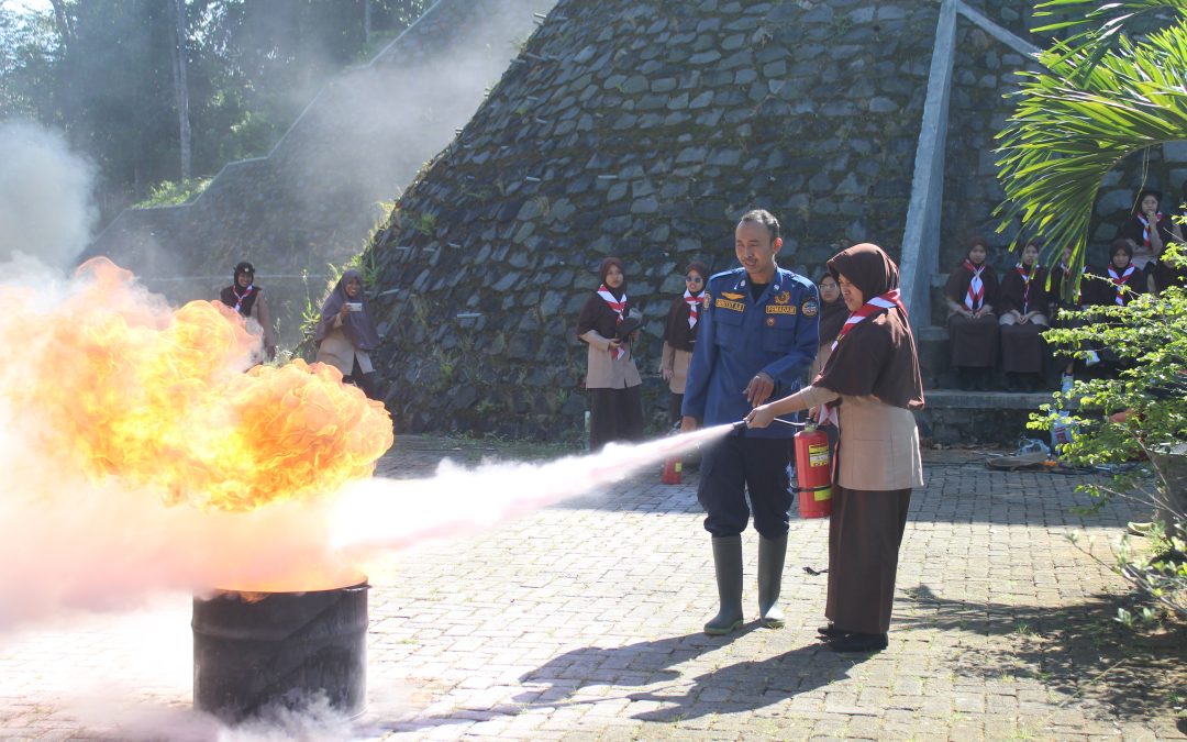 Simulasi dan pelatihan penanganan kebakaran bagi siswi SMA AABS Purwokerto