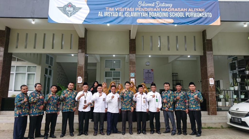 Foto bersama tim visitasi dari Kemenag Kabupaten Banyumas dengan Tim AABS