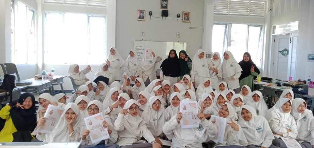 Siswi SMP AABS Purwokerto foto bersama usai mengikuti kegiatan future planning