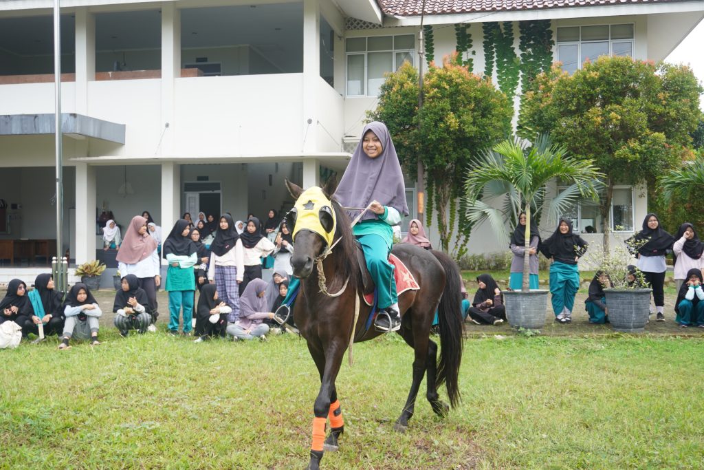 Menunggang kuda di lapangan AABS area putri