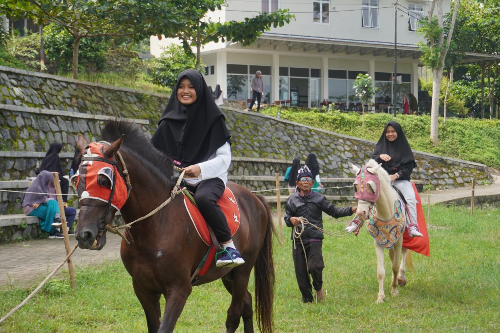 Santri AABS sedang menunggangi kuda