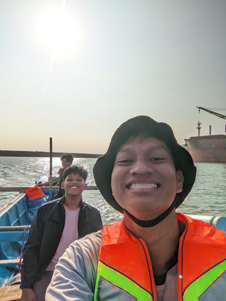 pengambilan sampel penelitian di laut dekat PLTU Cilacap