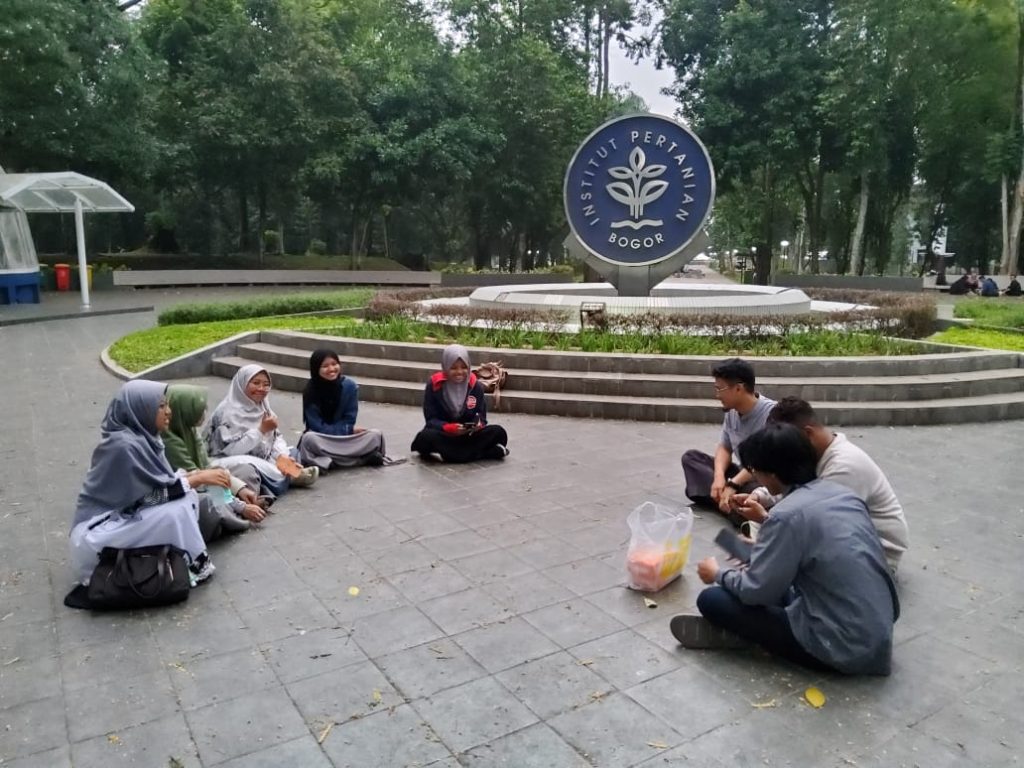 Halaqah di koin IPB (Foto: Ghifari, Angkatan 3)