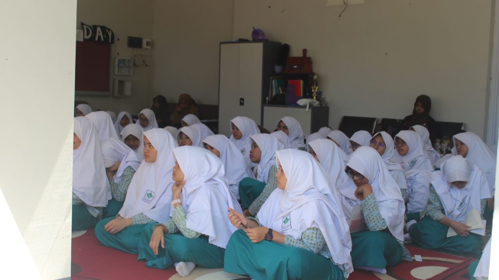 Siswi SMA AABS mengikuti studium general wawasan Al Irsyad