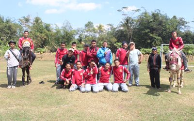 Siswa MA AABS Nikmati Berkuda di Lapangan Desa Srowot Kalibagor