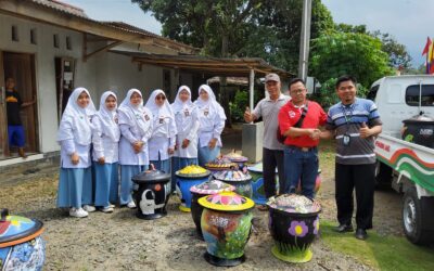 Bakti Sosial: SMA AABS Bagikan Tempat Sampah ke Dua Desa di Baturraden