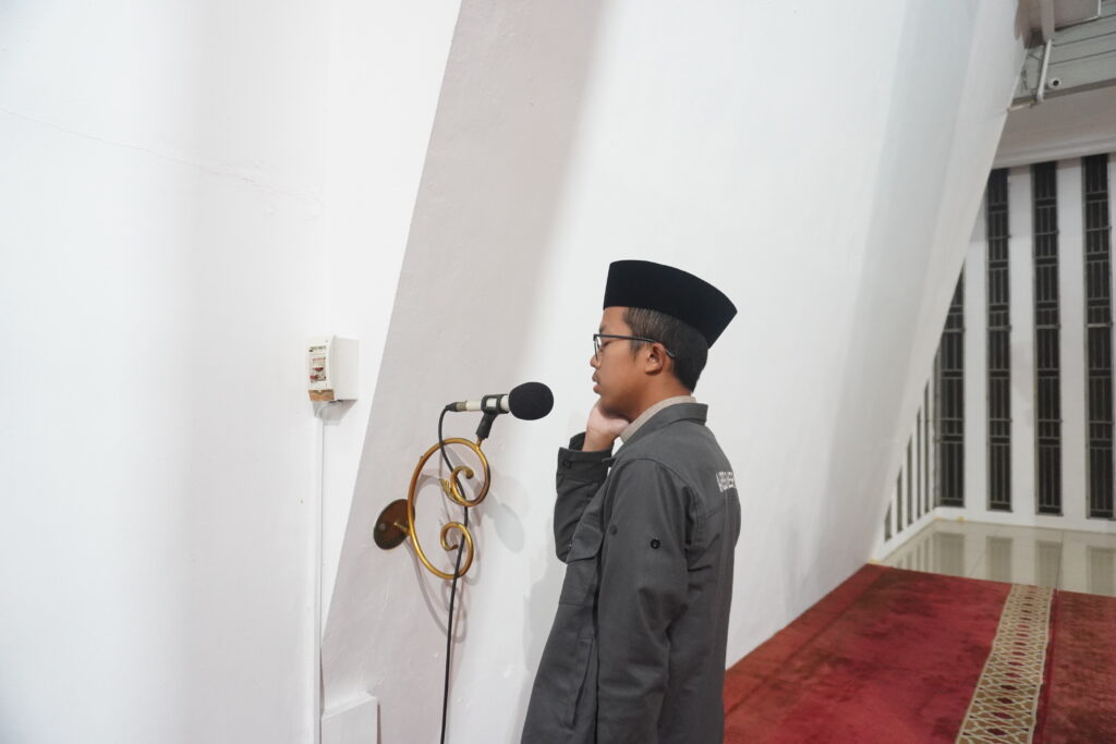 Arkaan Faaza Pratama saat menjadi muadzin di masjid Jenderal Besar Soedirman