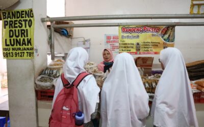 Observasi Lapangan, Siswa SMA AABS Terjun Langsung ke Pasar Manis Purwokerto