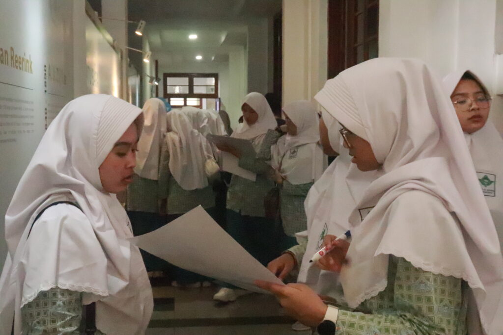 Siswi SMA AABS belajar di Museum Geologi Bandung